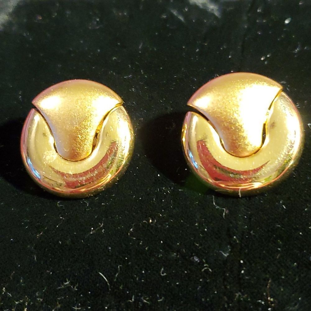 Vintage 1990's Monet Gold Tone Shiny & Matte Round C Design¹ Clip-On Earrings
